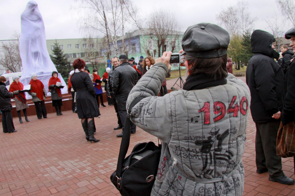 На 10 лет назад. Фоторепортаж с открытия памятника жертвам политических репрессий в Барнауле в 2010 году
