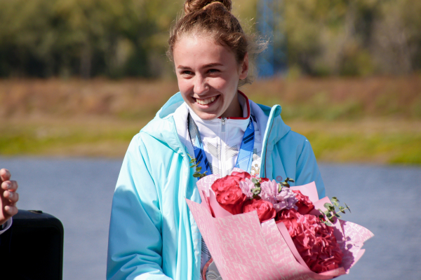 Барнаульского призера мирового первенства по гребле торжественно встретили на родине