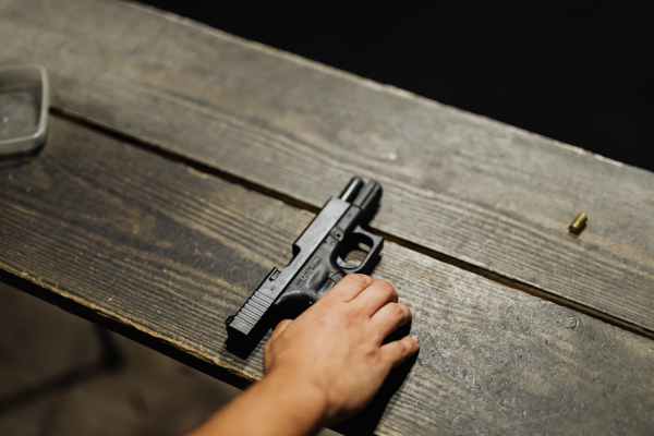 Подросток выстрелил ребенку в голову из пистолета в новосибирской школе