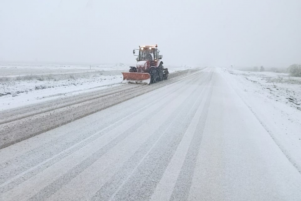 19 машин расчищают последствия снегопада на алтайской трассе