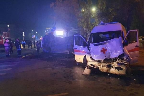Два человека пострадали в ДТП с участием скорой помощи в центре Барнаула
