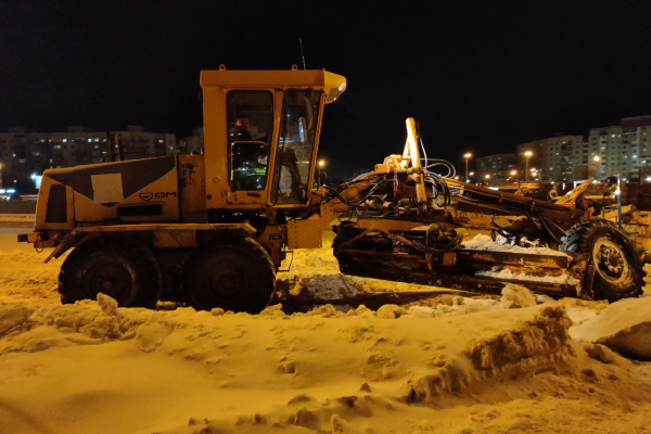 117 снегоуборочных машин будут работать на улицах Барнаула вечером 3 декабря