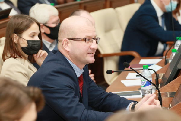 «Мы супердемократичны». Коммунист Ткачев ответил на претензии о скандалистах и случайных партийцах в АКЗС