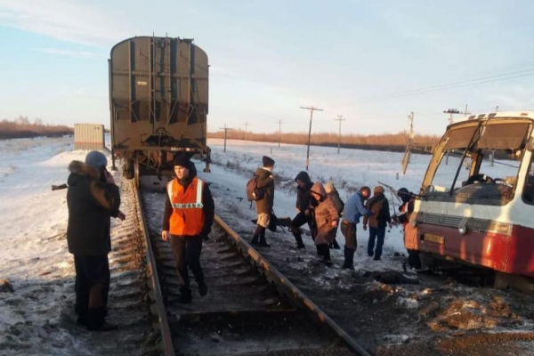 Автобус с пассажирами попал под грузовой поезд в Алтайском крае 