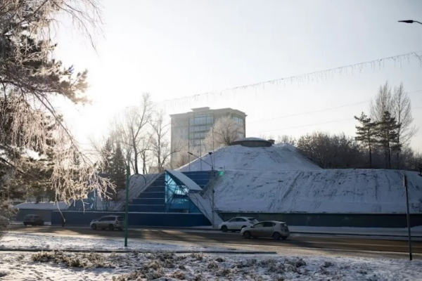Полузаброшенные баки для воды на площади Сахарова в Барнауле начали демонтировать 